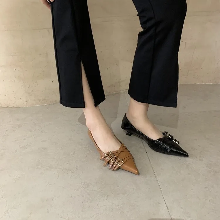 Divat hegyes orrú alacsony sarkú szivattyúk Női cipők márka övcsat Sekély csúszás a baletten Elegáns szivattyúk partiruhához