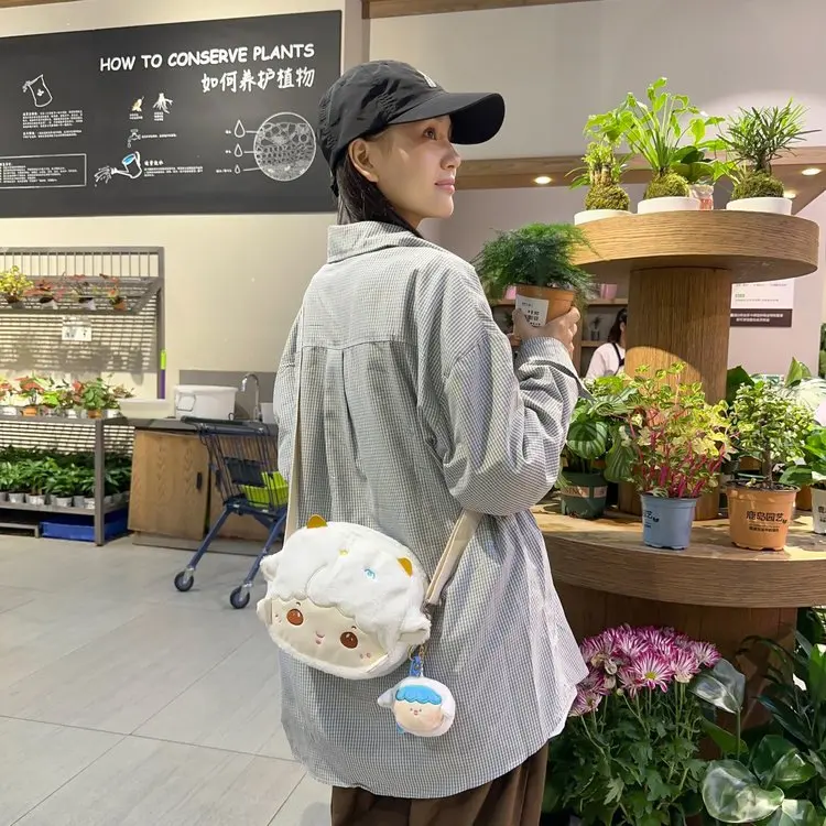 Japán stílusú szép crossbody táskák Lányok Diák Új pénztárcák és kézitáskák Puha plüss bárány hímzés válltáska Telefontáska