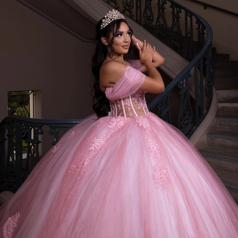 Rózsaszín vállon kívüli báli ruha Quinceanera ruhák Gyöngyös kristályrátétek Tull Sweet 16 15 születésnapi ruha Vestido de 15 Anos
