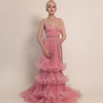 2023 Új tervező rózsaszín tüll báli ruhák pánt nélküli kristályokkal Gyöngyös fodrok Rakott hosszú estélyi pongyolák