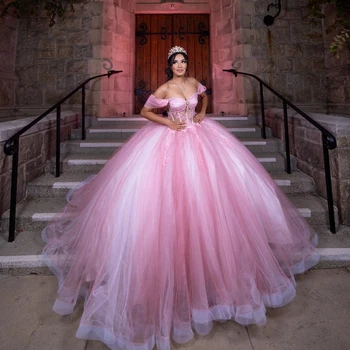 Rózsaszín vállon kívüli báli ruha Quinceanera ruhák Gyöngyös kristályrátétek Tull Sweet 16 15 születésnapi ruha Vestido de 15 Anos