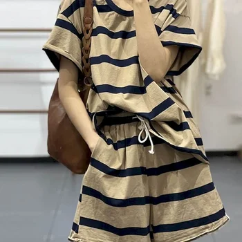 rövidnadrág szettek Laza csíkos rövid ujjú O-nyakú pólók és széles szárú nadrágok Koreai divat kétrészes szettek alkalmi női ruházat