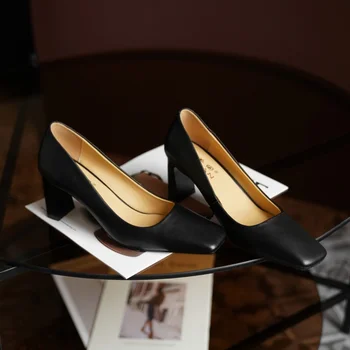 Retro stílusú retro stílusú vastag sarkú szögletes lábujj magas sarkú nő 2023 New Fashion Casual Egyszerű egyszínű magas sarkú cipő tavasz